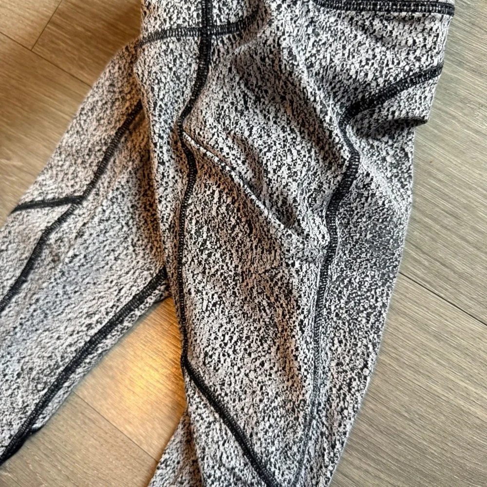 Lululemon Tight Stuff Tight Black White Space Dye Mesh Panel Leggings Size‎ 2